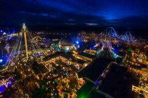 Der Europa Park im abendlichen Wintergenwand