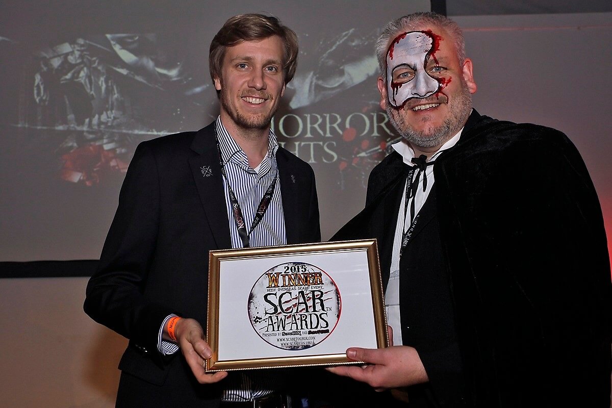 Michael Bolton überreicht den Award für die Horror Nights an Dominik Seitz, Repräsentanz UK Europa-Park
