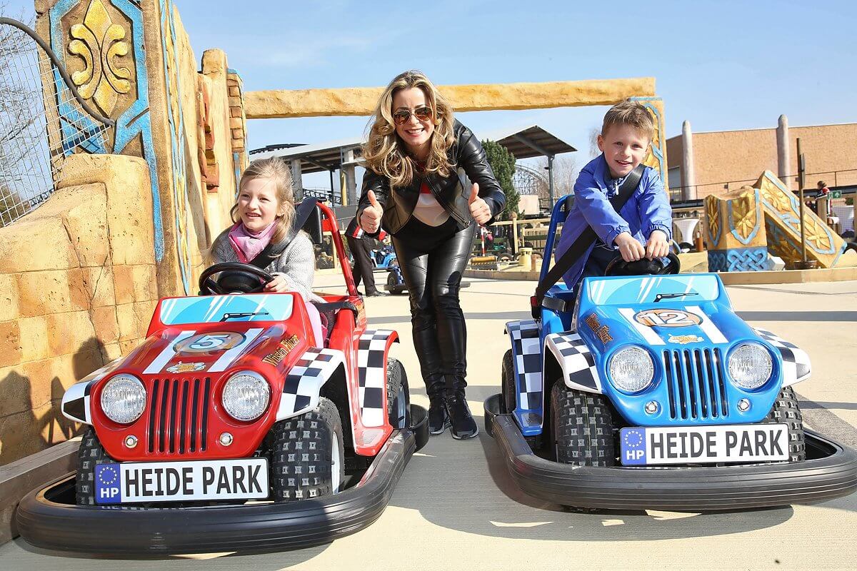 Moderatorin Bettina Cramer eröffnet mit ihren sechsjährigen Zwillingen die neue Kinder-Fahrschule