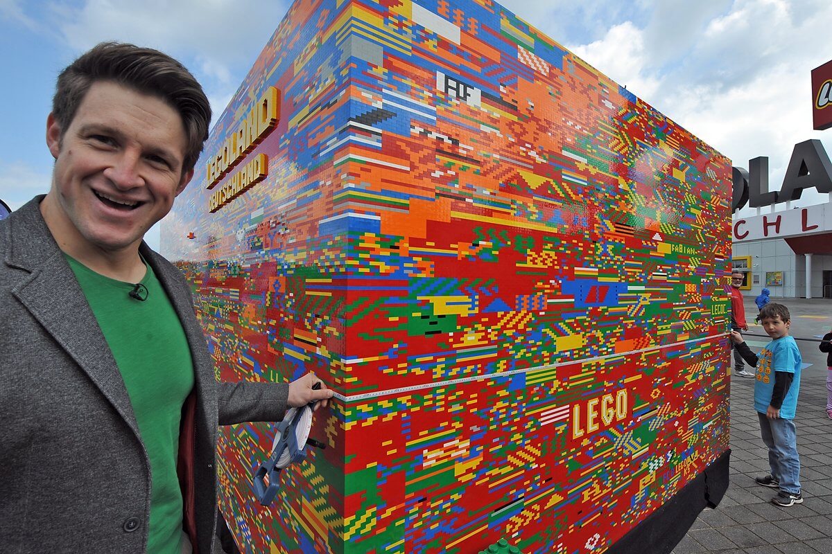 Matthias Steiner mit größtem Legostein der Welt vor dem Legoland Deutschland