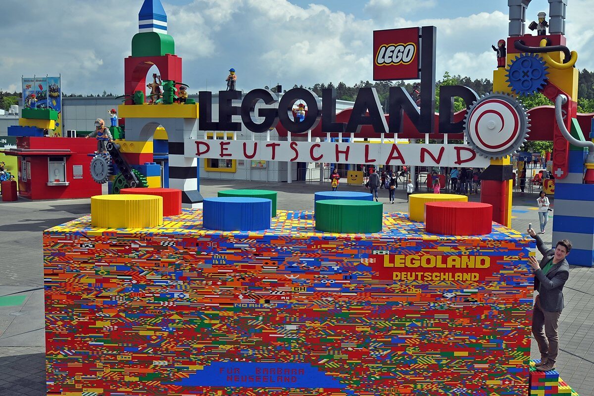 Matthias Steiner mit größtem Legostein der Welt