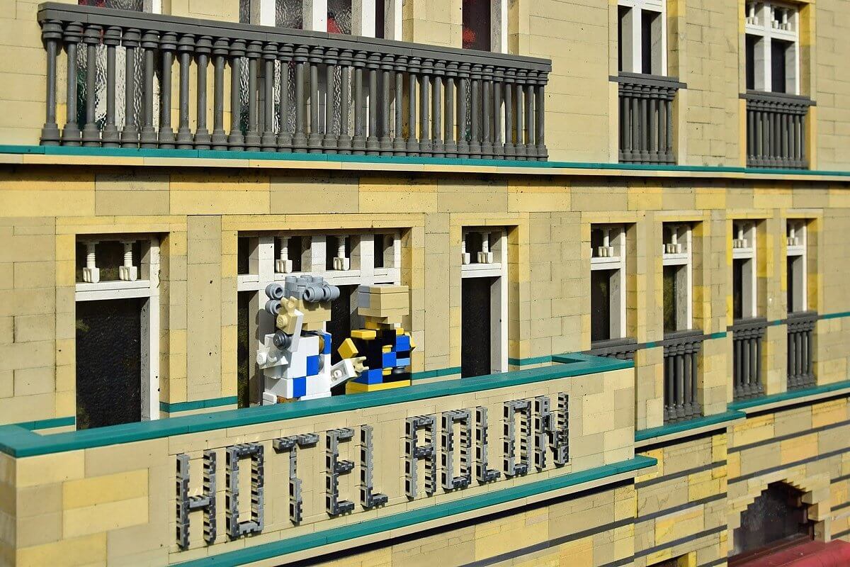 Die Queen zu Gast im LEGOLAND Deutschland – im Miniaturformat winkt sie vom Balkon des Hotel Adlon im MINILAND des Günzburger Freizeitparks