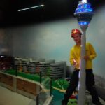 Stolz präsentiert Dennis Grünenbaum seinen LEGO Turm