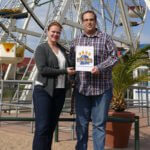 Moira Casey, Director Marketing & Sales, gratuliert Gewinner Florian Bertrams und überreicht das offizielle Siegel “Official Brand Ambassador of Movie Park Germany“