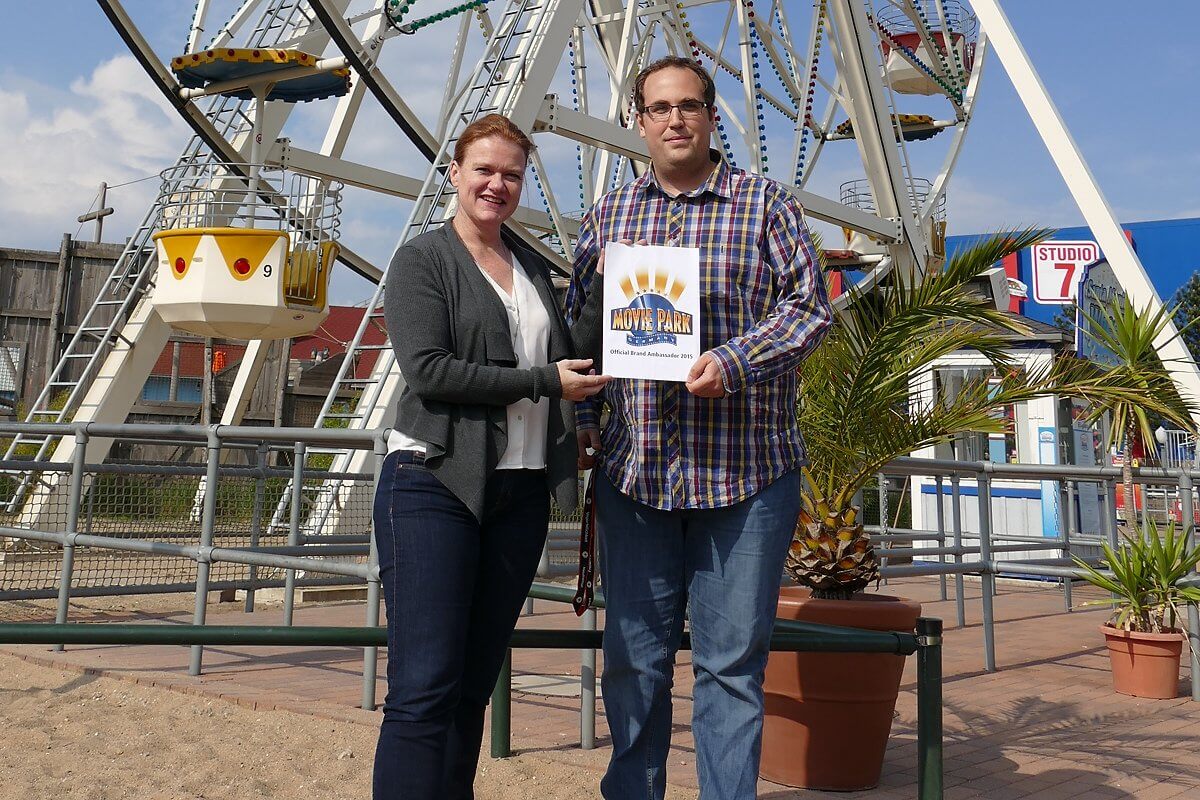 Moira Casey, Director Marketing & Sales, gratuliert Gewinner Florian Bertrams und überreicht das offizielle Siegel “Official Brand Ambassador of Movie Park Germany“