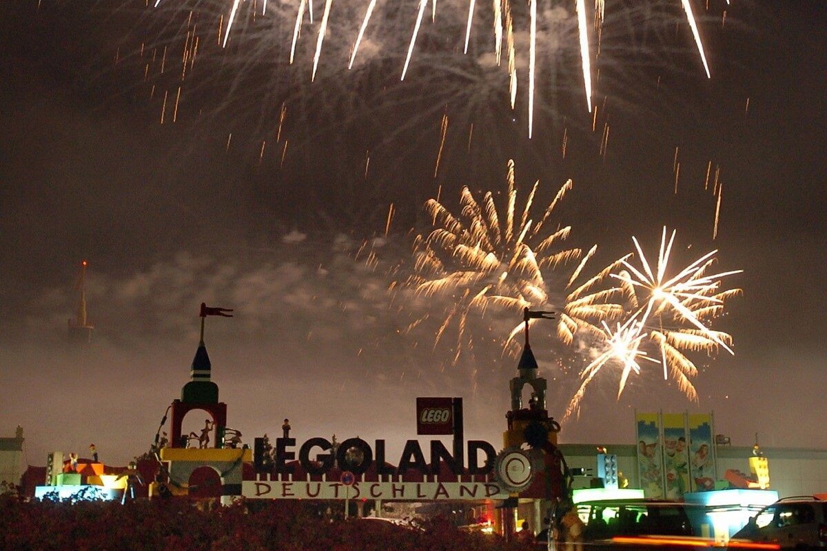 Feuerwerk über dem Eingang des Legoland Deutschland