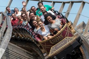 Stefanie Giesinger liebt den Fahrtwind in der Holzachterbahn „WODAN – Timburcoaster“