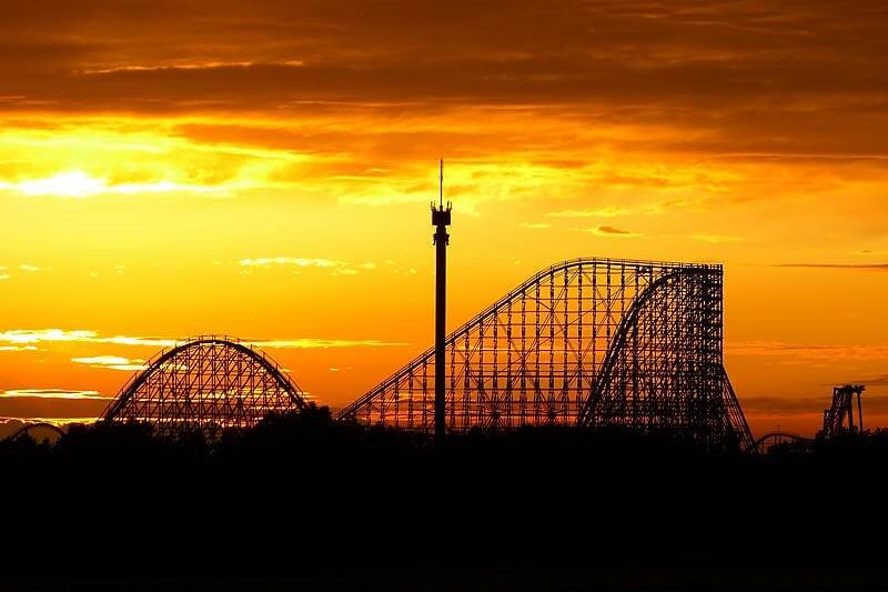 Achterbahn Colossos bei Sonnenuntergang während der langen Sommernächte