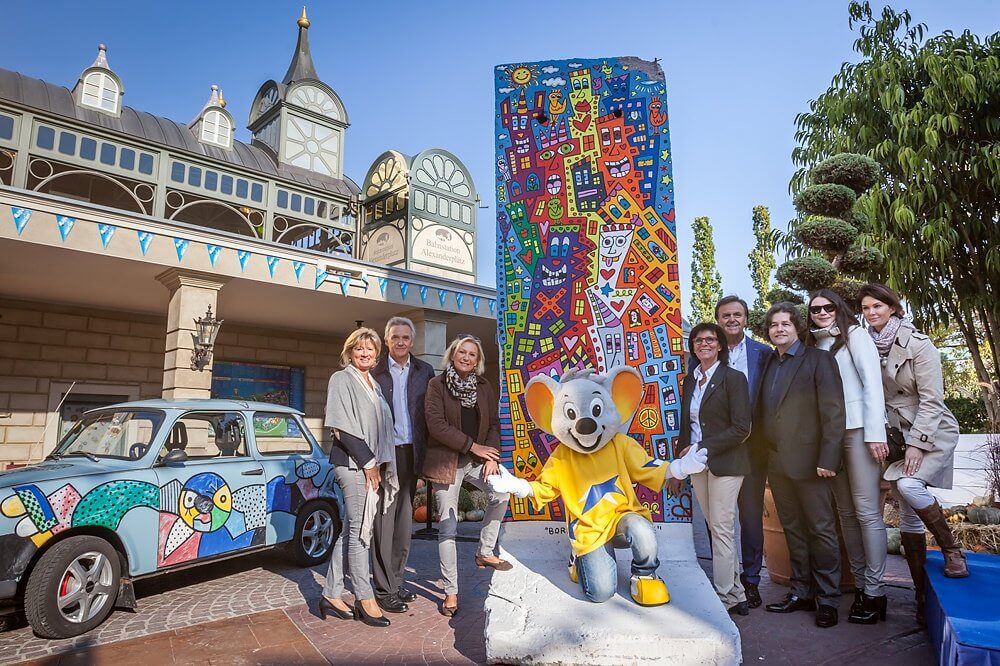 Mauritia und Jürgen Mack (Inhaber Europa-Park) gemeinsam mit Sabine Christiansen links neben dem Rizzi-Mauerstück. Marianne und Roland Mack (Inhaber Europa-Park) neben Dirk Geuer (Kurator der Winterausstellung) mit Gattin Yvonne Geuer und Miriam Mack.