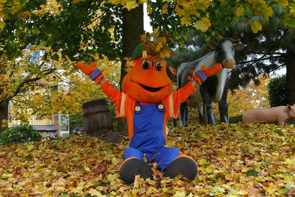Fröhliche Herbstzeit mit Maskottchen Kernie