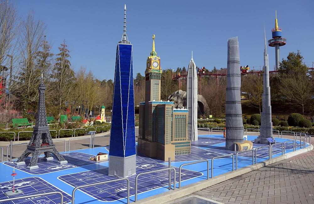 Wolkenkratzer im Miniland des Legoland Deutschland