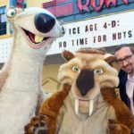 Geschäftsführer Thorsten Backhaus freut sich mit den beiden Parkbewohnern Sid und Diego über den neuen 4D Film im Roxy Kino „Ice Age: No Time For Nuts“.