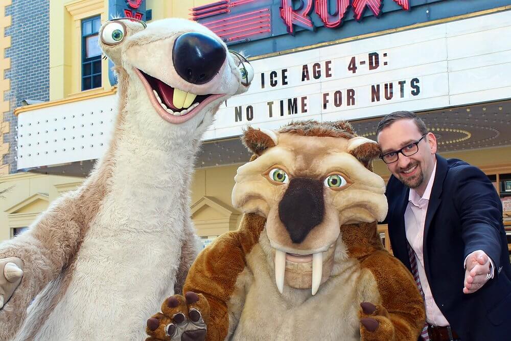 Geschäftsführer Thorsten Backhaus freut sich mit den beiden Parkbewohnern Sid und Diego über den neuen 4D Film im Roxy Kino „Ice Age: No Time For Nuts“.