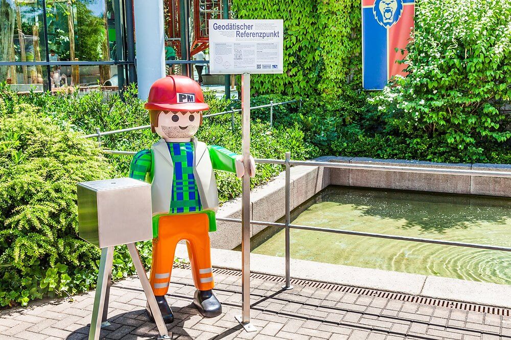 Geodätischer Referenzpunkt vor dem PLAYMOBIL-FunPark