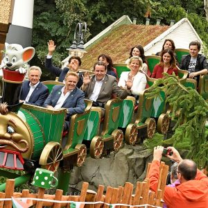 Familie Mack und Michael Patrick Kelly auf der neuen Kinderachterbahn „Ba-a-a Express“