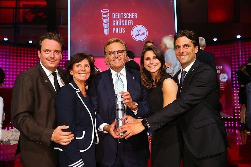 Der Preisträger Roland Mack (Mitte) mit seiner Ehefrau Marianne Mack und seinen Kindern Michael, Ann-Kathrin und Thomas Mack (v.l.)