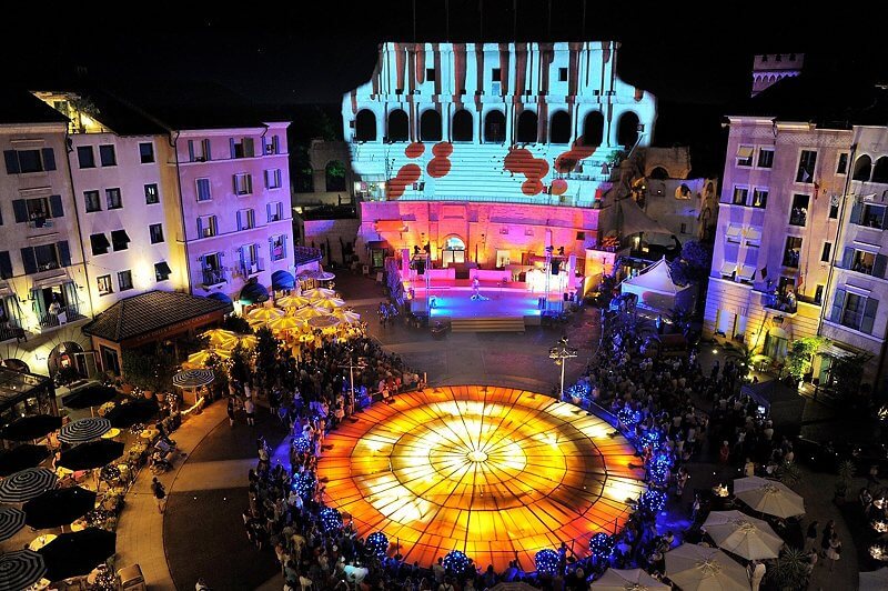 Die Sommershow Imperio im Innenhof des Europa-Park Hotels Colosseo