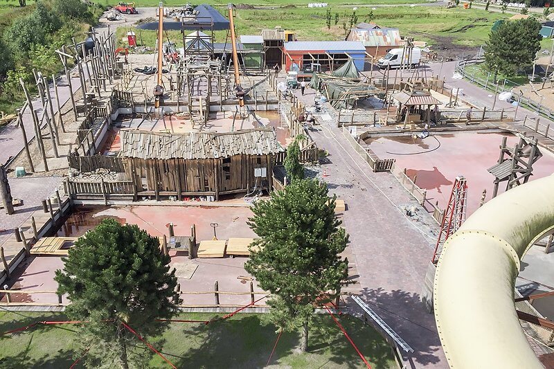 Von der Wasserrutsche "Rocky Rafting" auf die Gesamtanlage Grizzly Bay kurz vor der Fertigstellung geschaut.