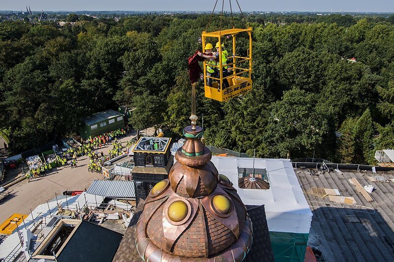 Enthüllung der Turmspitze der Attraktion Symbolica im Freizeitpark Efteling