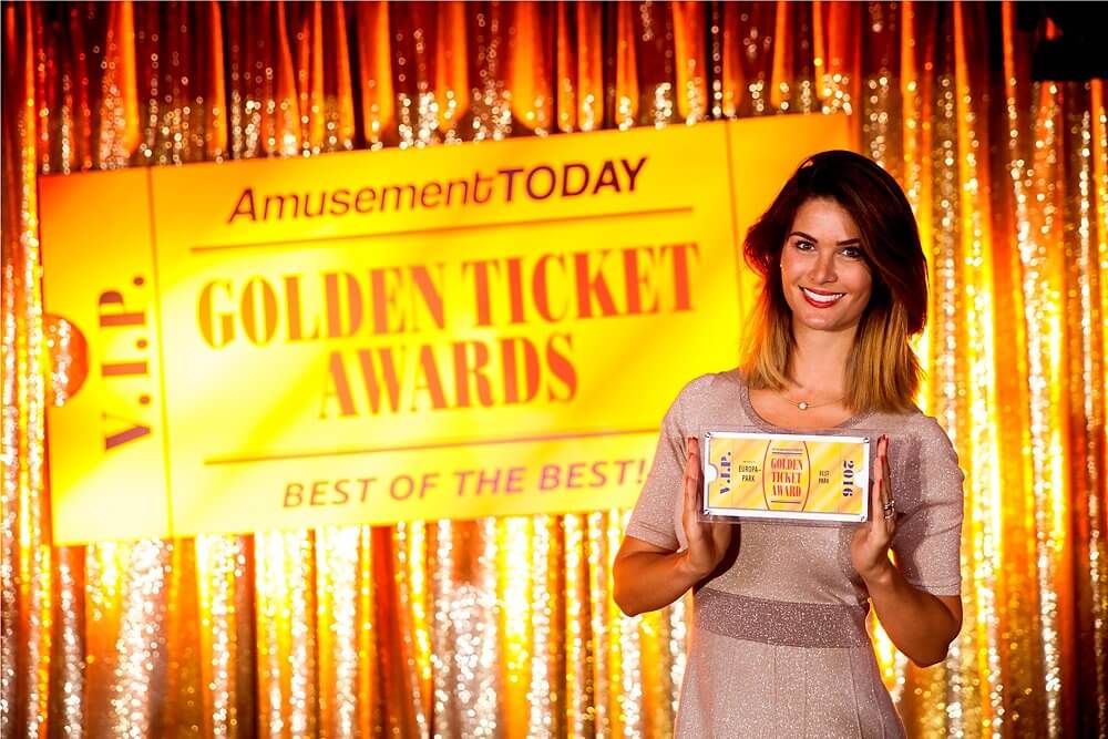 Miriam Mack nimmt den "Golden Ticket Award" als "Bester Freizeitpark weltweit" entgegen