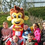 Kindergruppe mit Maskottchen im Schwaben-Park