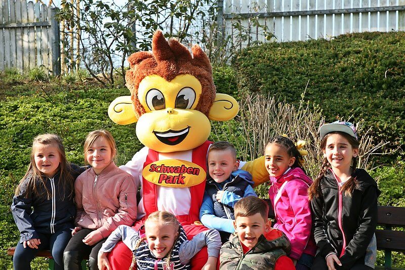 Kindergruppe mit Maskottchen im Schwaben-Park