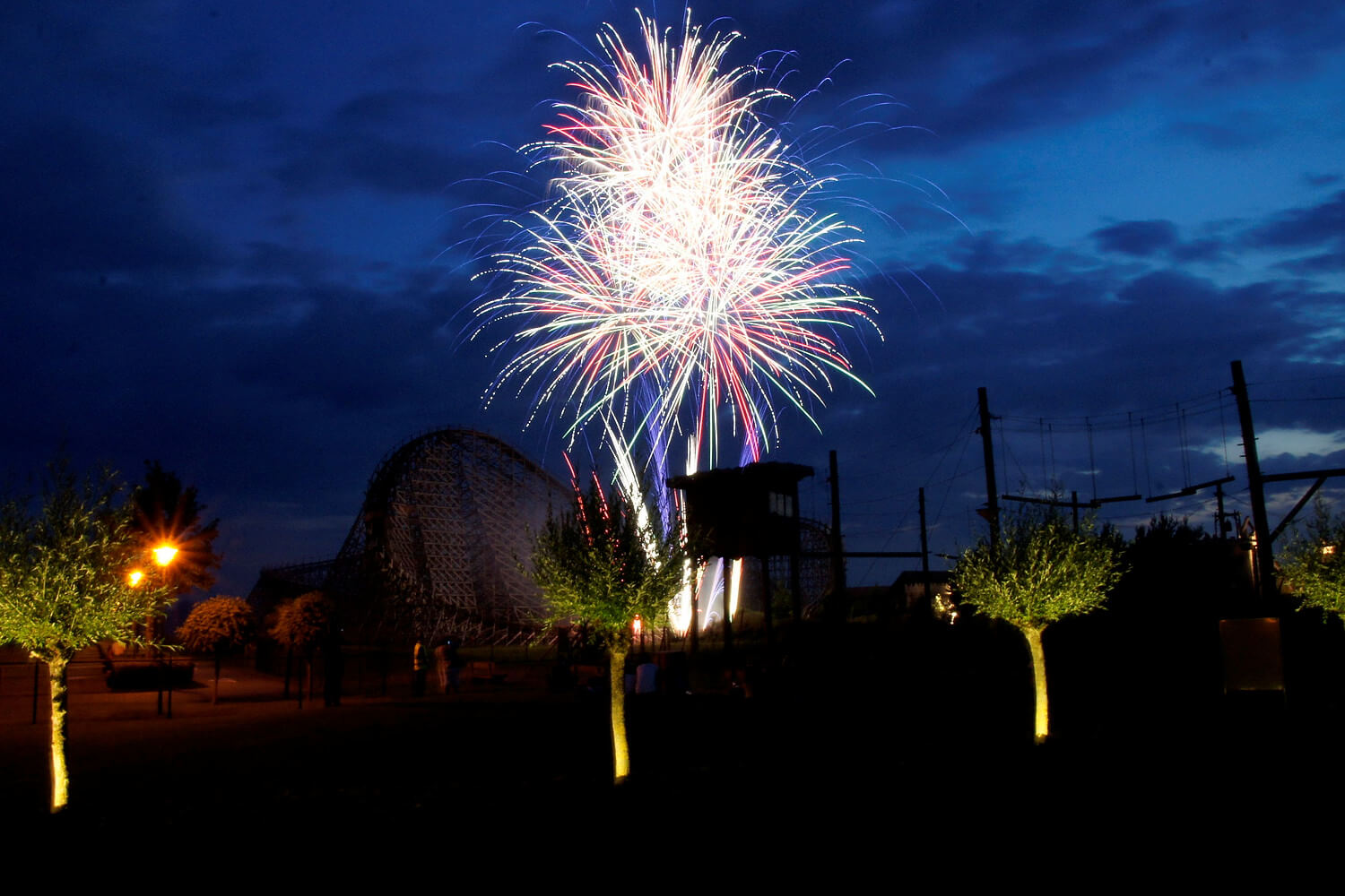 Feuerwerk beim Mittsommerabend im Freizeitpark Toverland