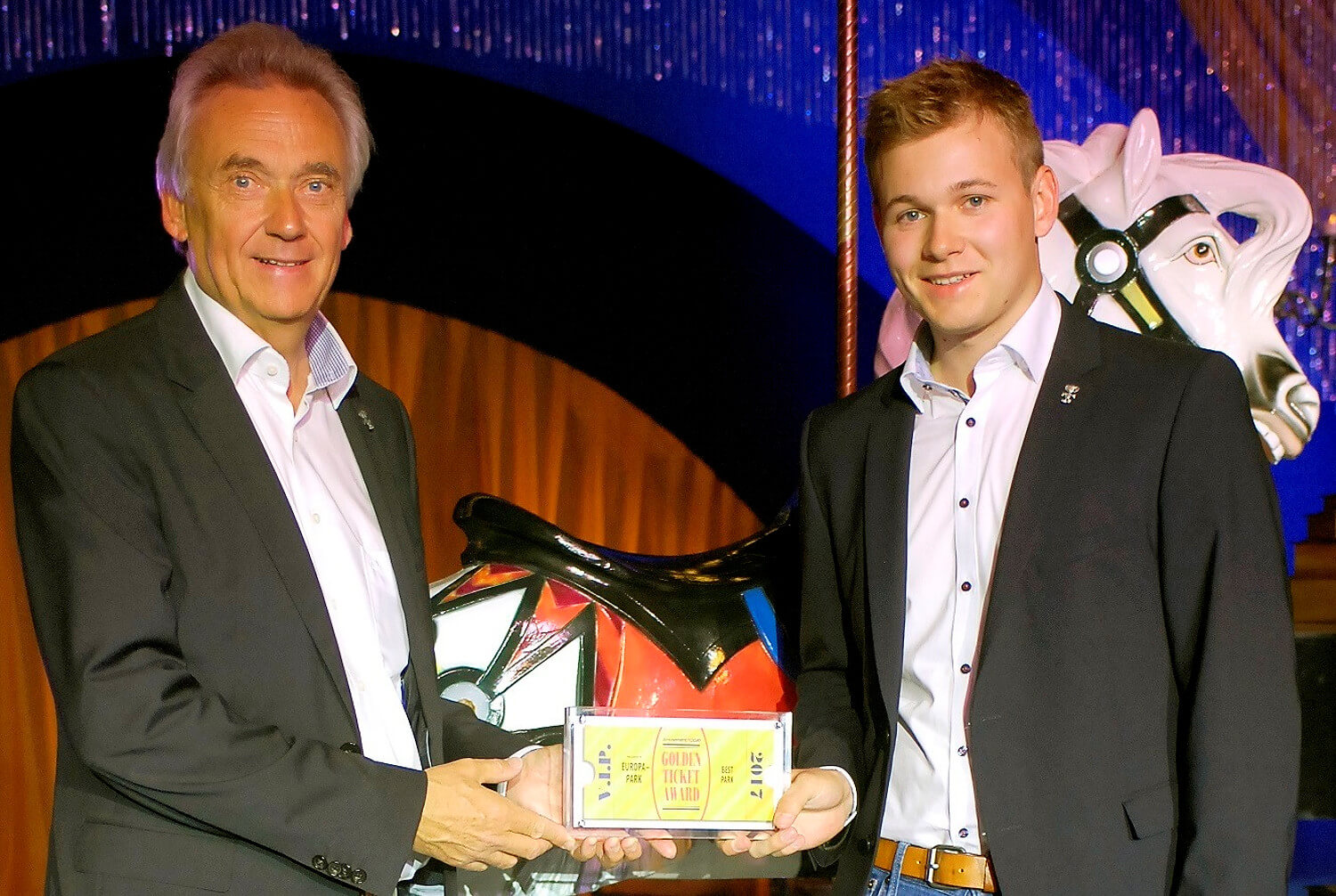 Europa-Park Inhaber Jürgen Mack (links) und Sohn Frederik freuen sich über den Golden Ticket Award 2017 (Foto: Amusement Today)