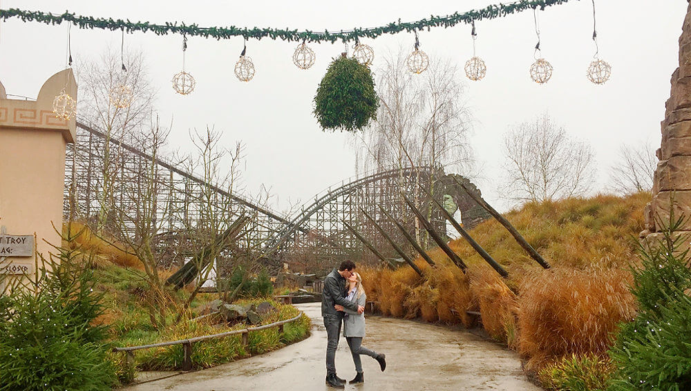 Mistelzweige vor der Achterbahn Troy im Freizeitpark Toverland