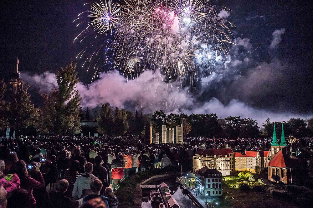 Feuerwerk zu den Langen Nächten im Legoland Deutschland