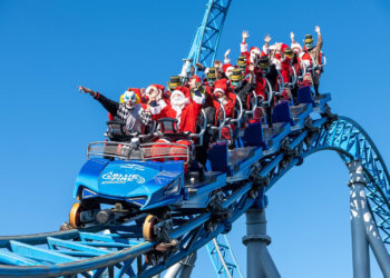 Auch während der „HALLOWinter“-Saison kommt der Spaß auf dem „blue fire Megacoaster" nicht zu kurz.