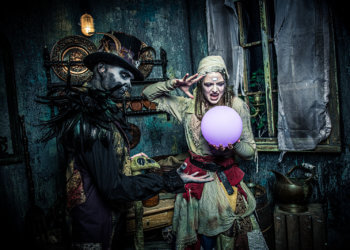 Traumatica-Initiator Michael Mack mit Knossi und Lia Mitrou inmitten der Darstellen von "Traumatica - Festival of Fear" und "The Traumatica Circus: DYSTOPIA"