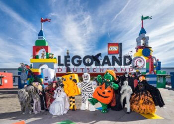 Parkmaskottchen Drache Olli und seine Spuk-Freunde freuen sich in dieser Saison auf ein extra langes Halloween vom 01. bis 31. Oktober im LEGOLAND® Deutschland