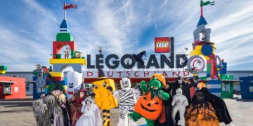 Parkmaskottchen Drache Olli und seine Spuk-Freunde freuen sich in dieser Saison auf ein extra langes Halloween vom 01. bis 31. Oktober im LEGOLAND® Deutschland