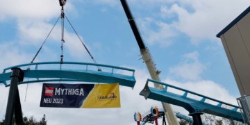 Der neue Wing Coaster im LEGOLAND® Deutschland steht kurz vor der Vollendung
