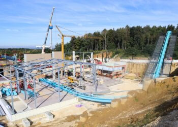 Die Bodenarbeiten sind abgeschlossen und die himmelblauen Schienen verraten bereits einen Teil des Fahrtenverlaufs des neuen Wing Coasters, der den neuen Themenbereich LEGO® MYTHICA im LEGOLAND® Deutschland einrahmt