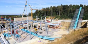 Die Bodenarbeiten sind abgeschlossen und die himmelblauen Schienen verraten bereits einen Teil des Fahrtenverlaufs des neuen Wing Coasters, der den neuen Themenbereich LEGO® MYTHICA im LEGOLAND® Deutschland einrahmt