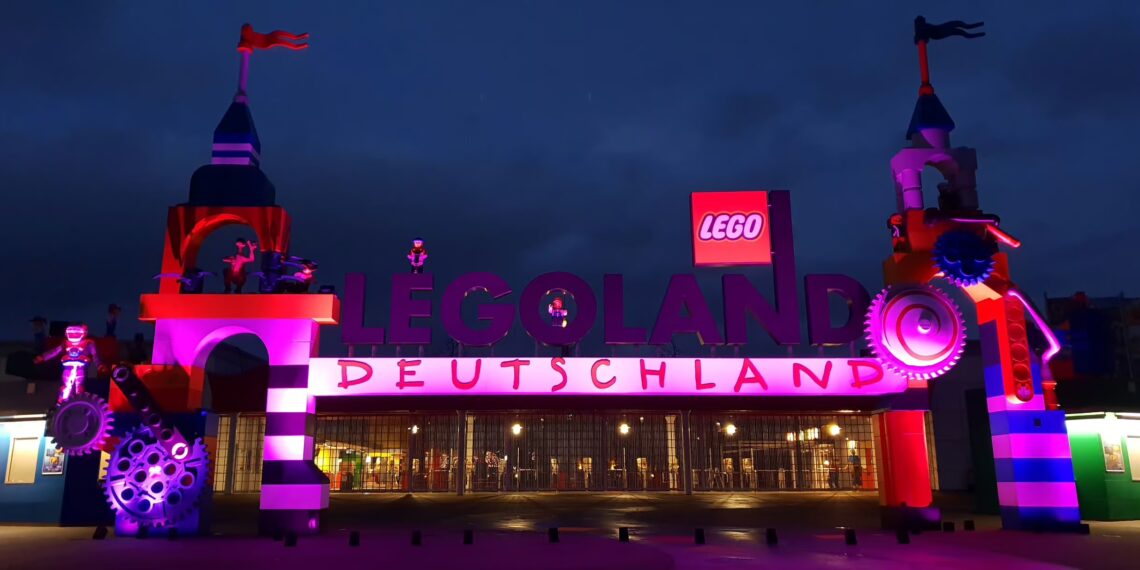 Das LEGOLAND® Portal erstrahlte anlässlich des Purple Light Days in lila