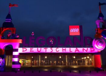 Das LEGOLAND® Portal erstrahlte anlässlich des Purple Light Days in lila