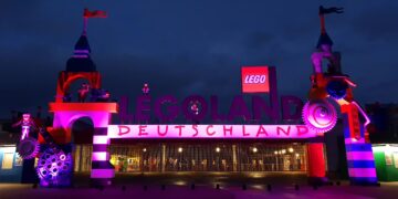 Das LEGOLAND® Portal erstrahlte anlässlich des Purple Light Days in lila